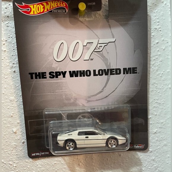 007 Hotwheels Lotus Esprit S1. New in packaging. - Picture 1 of 5